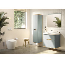 Salle de bains avec toilettes, lavabo, miroir et armoire haute