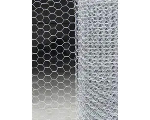 Aufgerollter Maschendrahtzaun mit sechseckigen Maschen