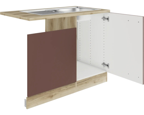 Évier de cuisine avec meuble bas et porte ouverte