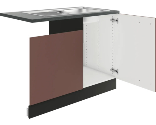 Évier de cuisine avec meuble bas et porte ouverte