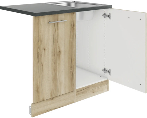 Meuble bas avec évier et porte ouverte