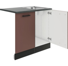 Évier de cuisine avec meuble bas et porte ouverte