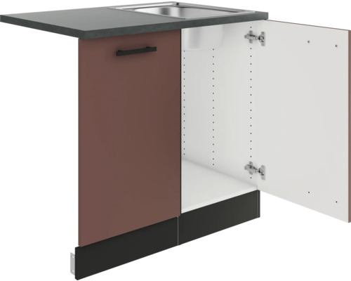 Évier de cuisine avec meuble bas et porte ouverte
