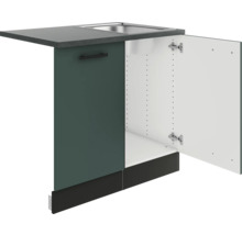 Évier de cuisine avec porte de placard ouverte