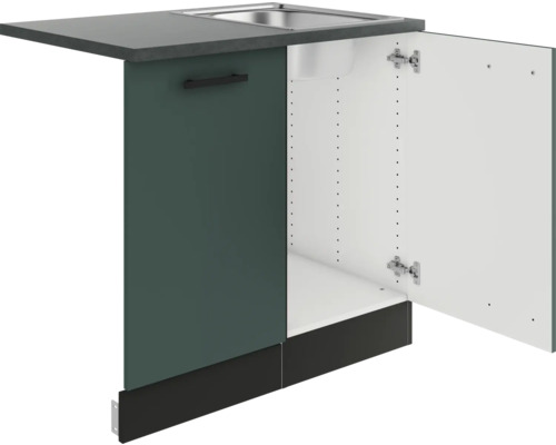 Évier de cuisine avec porte de placard ouverte