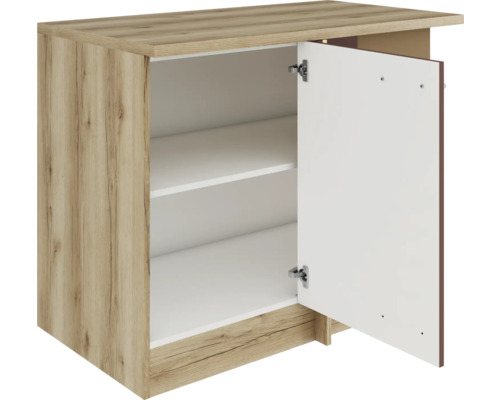 Meuble bas avec étagères et porte ouverte