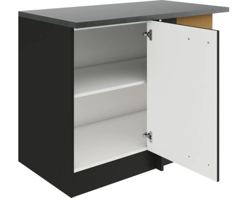 Küchenunterschrank mit Regalböden und offener Tür