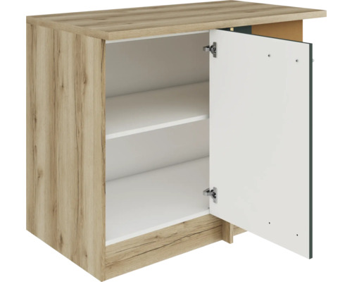 Meuble bas avec une porte ouverte et deux étagères