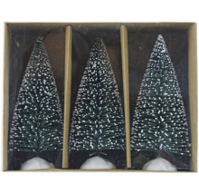 Trois arbres de Noël artificiels avec de la neige dans un emballage.