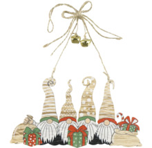 Dekoration mit Holzfiguren, Geschenken und Seilaufhängung mit Glöckchen