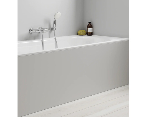 Badezimmer mit Badewanne, Duschkopf und Armaturen