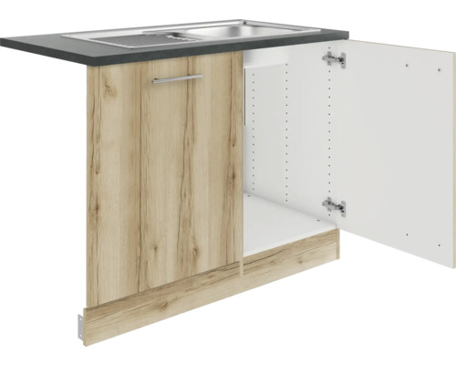 Évier de cuisine avec meuble bas et porte ouverte