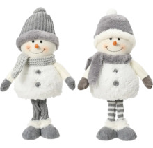 Deux bonhommes de neige en tissu avec des bonnets et des écharpes comme décoration de Noël