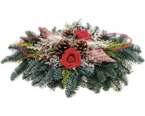 Gesteck mit Tannenzweigen, Rosen und Zapfen