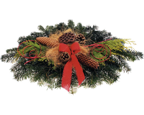 Gesteck mit Tannenzweigen, Zapfen und Schleife als weihnachtliche Dekoration