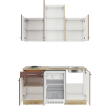 Küchenzeile mit Spüle, Kochfeld, Kühlschrank und Hängeschränken