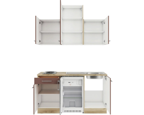 Küchenzeile mit Spüle, Kochfeld, Kühlschrank und Hängeschränken