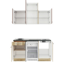 Einbauküche mit Ober- und Unterschränken, Kochfeld, Spüle und Kühlschrank für kleine Räume