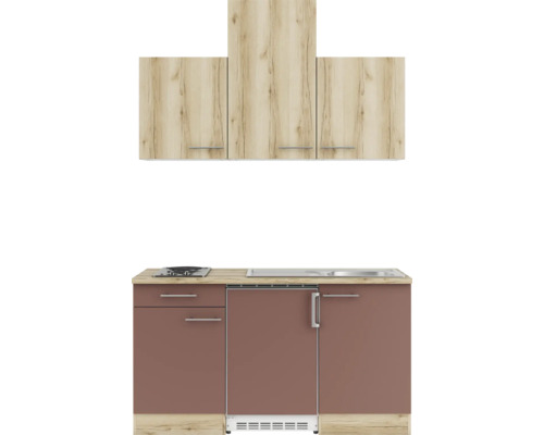 Küchenzeile mit Hängeschränken, Spüle und Kochfeld