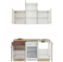 Küchenzeile mit Oberschränken, Spüle, Kühlschrank und Kochfeld