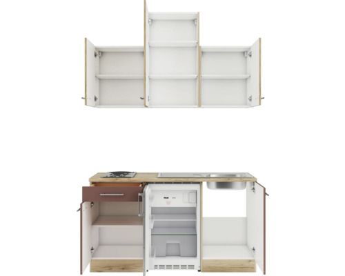 Küchenzeile mit Oberschränken, Spüle, Kühlschrank und Kochfeld