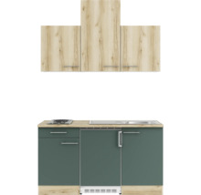 Küchenzeile mit Hängeschränken und Spüle