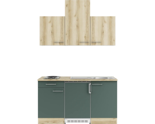 Küchenzeile mit Hängeschränken und Spüle