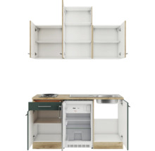 Einbauküche mit Schränken, Spüle und Kühlschrank