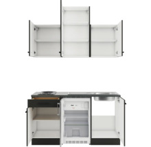 Kompakte Küchenzeile mit Hängeschränken, Spüle, Kochfeld und Kühlschrank für kleine Räume