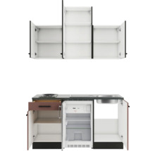 Einbauküchenzeile mit Hängeschränken, Spüle, Kühlschrank und Kochfeld.