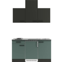 Cuisine compacte avec armoires suspendues, évier, plaque de cuisson et réfrigérateur