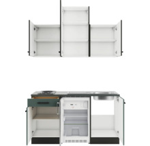 Cuisine compacte avec éléments hauts et bas, évier et réfrigérateur.