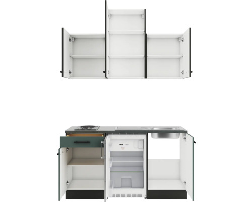 Cuisine compacte avec éléments hauts et bas, évier et réfrigérateur.