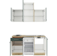 Cuisine compacte avec évier, plaque de cuisson, réfrigérateur et placards hauts avec portes ouvertes.