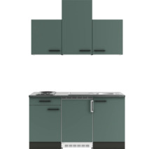 Cuisine équipée avec évier, plaque de cuisson, réfrigérateur et éléments hauts