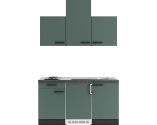 Cuisine équipée avec évier, plaque de cuisson, réfrigérateur et éléments hauts