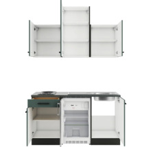 Cuisine compacte avec éléments hauts, évier, plaque de cuisson et réfrigérateur