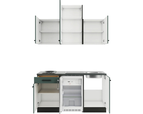 Cuisine compacte avec éléments hauts, évier, plaque de cuisson et réfrigérateur