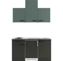 Cuisine équipée avec éléments hauts, évier et plaque de cuisson