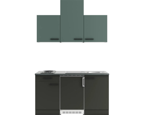 Cuisine équipée avec éléments hauts, évier et plaque de cuisson