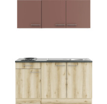 Küchenzeile mit Ober- und Unterschränken sowie Kochfeld