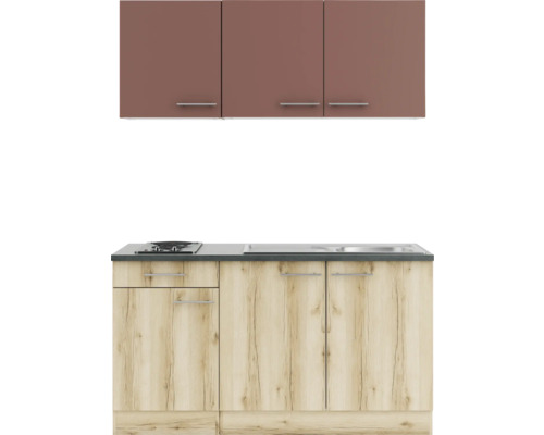 Küchenzeile mit Ober- und Unterschränken sowie Kochfeld