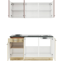 Küchenzeile mit Hängeschränken, Spüle und Kochfeld