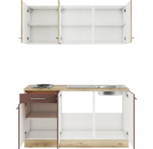 Küchenzeile mit offenen Schränken und Kochfeld