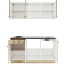 Küchenzeile mit Hängeschränken, Kochfeld und Spüle