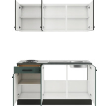 Cuisine équipée avec placards ouverts et étagères