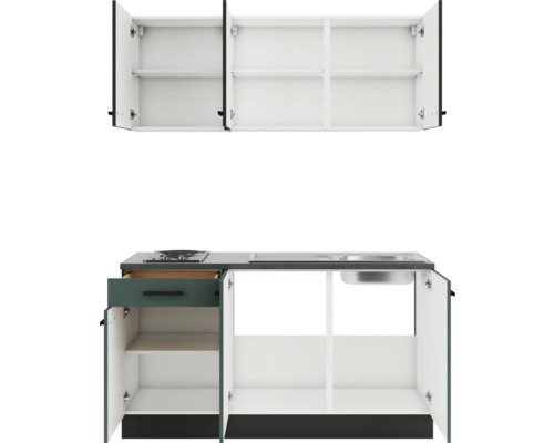 Cuisine équipée avec placards ouverts et étagères