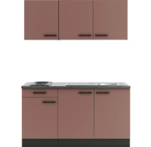 Küchenzeile mit Hängeschränken und Spüle