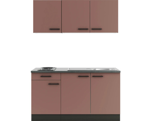 Küchenzeile mit Hängeschränken und Spüle