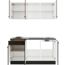 Küchenzeile mit Spüle, Kochfeld und offenen Schränken